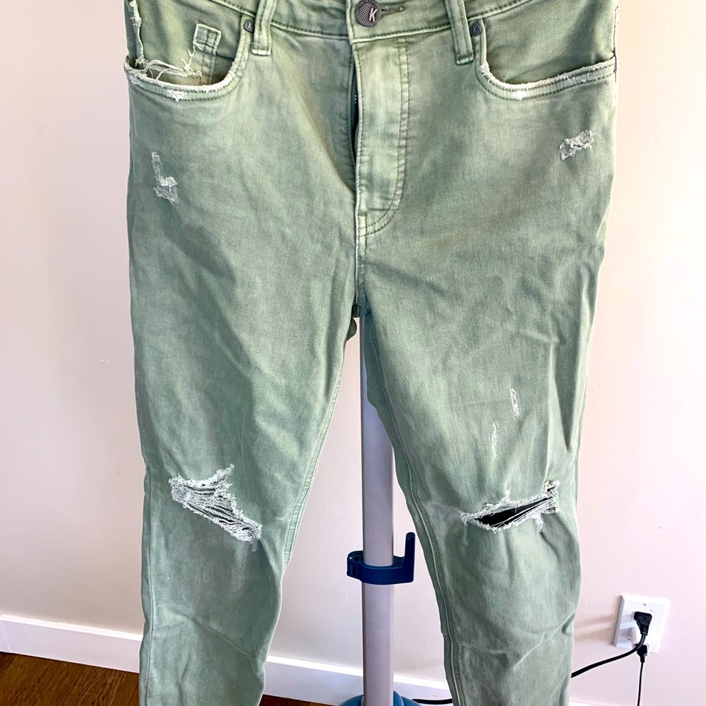 Straight leg, slim fit denim